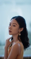吴优安静优雅连衣裙一个人沙发写真图片