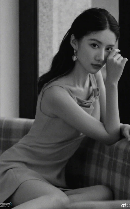 吴优安静优雅连衣裙一个人沙发写真图片