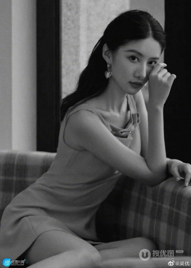 吴优安静优雅连衣裙一个人沙发写真图片