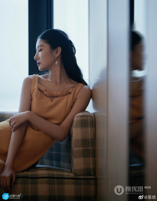 吴优安静优雅连衣裙一个人沙发写真图片