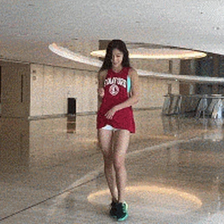 亮眼女生脱衣服gif图片