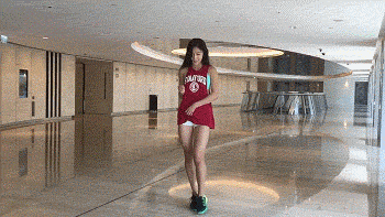亮眼女生脱衣服gif图片