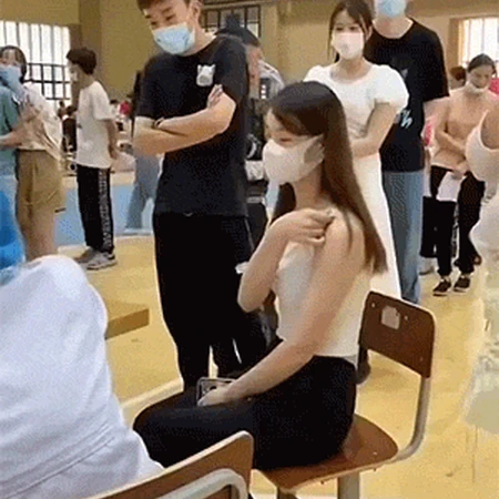 最近一直被吐槽的女生打疫苗多此一举GIF动态图片