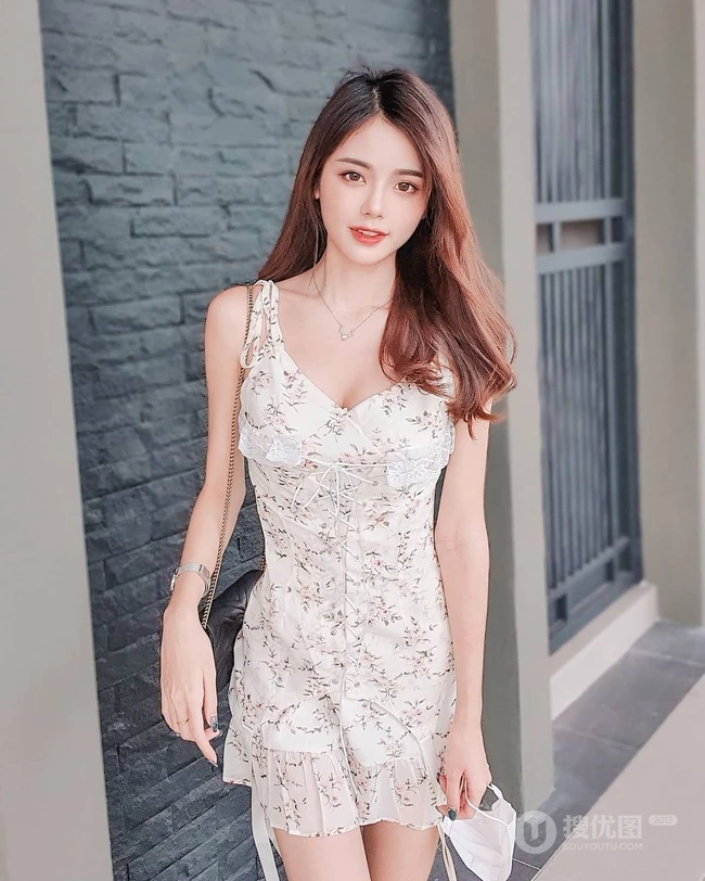 马来西亚女生靖汶气质夏日写真生活照图片，匀称身形特别适合这个夏天
