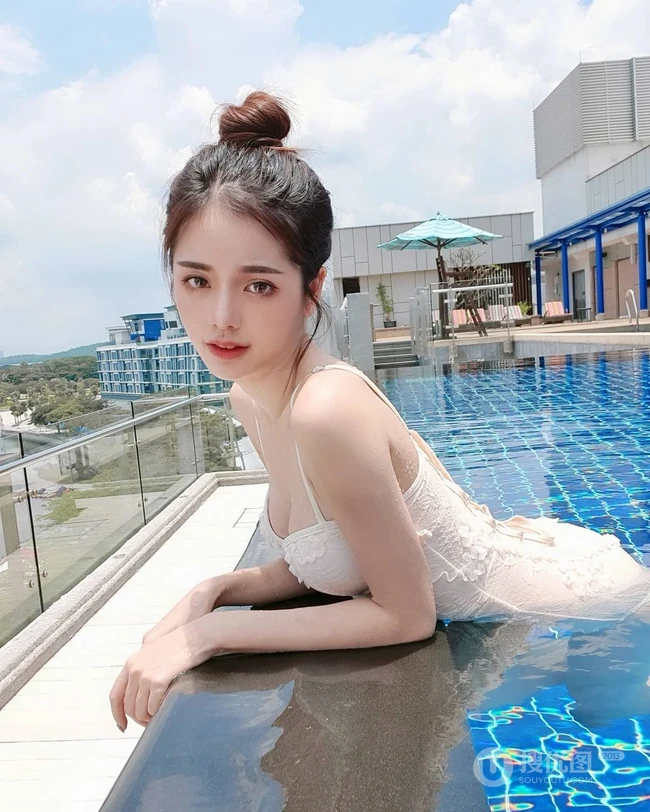 马来西亚女生靖汶气质夏日写真生活照图片，匀称身形特别适合这个夏天