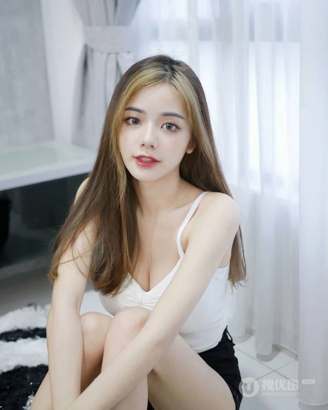 马来西亚女生靖汶气质夏日写真生活照图片，匀称身形特别适合这个夏天