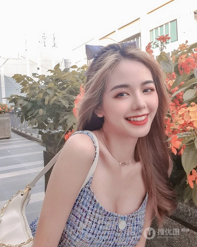 马来西亚女生靖汶气质夏日写真生活照图片，匀称身形特别适合这个夏天