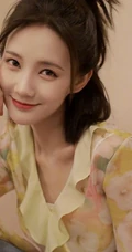 李一桐鹅黄色轻薄印花衫居家甜美写真图片