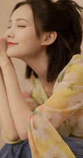 李一桐鹅黄色轻薄印花衫居家甜美写真图片