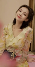 李一桐鹅黄色轻薄印花衫居家甜美写真图片
