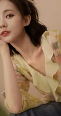李一桐鹅黄色轻薄印花衫居家甜美写真图片