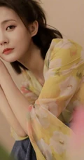 李一桐鹅黄色轻薄印花衫居家甜美写真图片