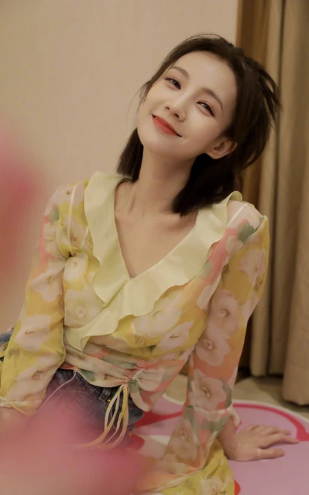 李一桐鹅黄色轻薄印花衫居家甜美写真图片
