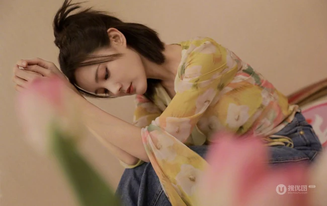 李一桐鹅黄色轻薄印花衫居家甜美写真图片