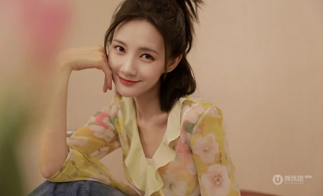 李一桐鹅黄色轻薄印花衫居家甜美写真图片