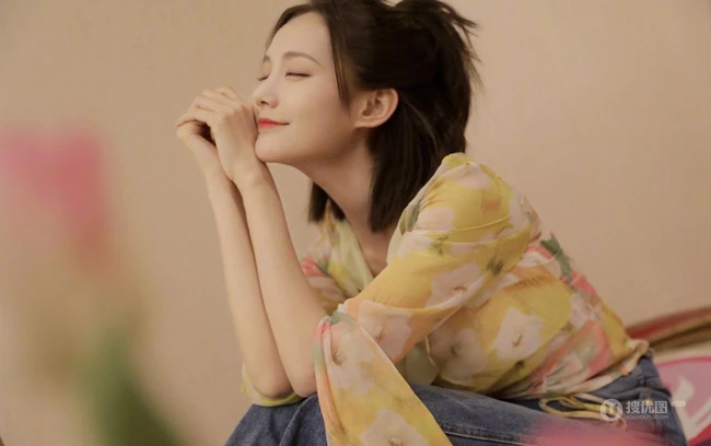 李一桐鹅黄色轻薄印花衫居家甜美写真图片