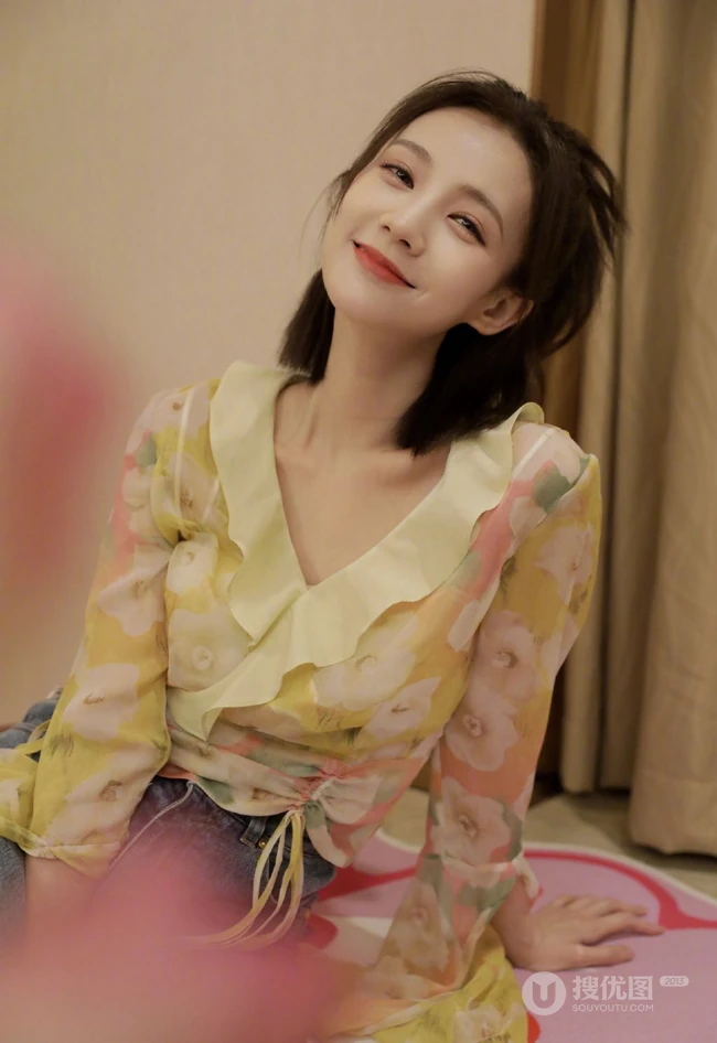 李一桐鹅黄色轻薄印花衫居家甜美写真图片