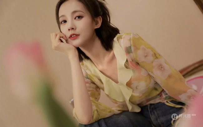 李一桐鹅黄色轻薄印花衫居家甜美写真图片