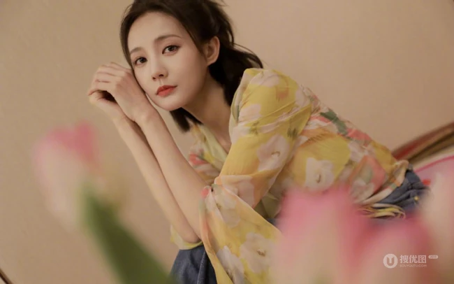 李一桐鹅黄色轻薄印花衫居家甜美写真图片
