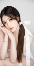 女生兜儿Eva纯白紧身死库水搭飘逸丝带显匀称身形线条感纹身图片
