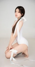 女生兜儿Eva纯白紧身死库水搭飘逸丝带显匀称身形线条感纹身图片