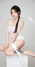 女生兜儿Eva纯白紧身死库水搭飘逸丝带显匀称身形线条感纹身图片