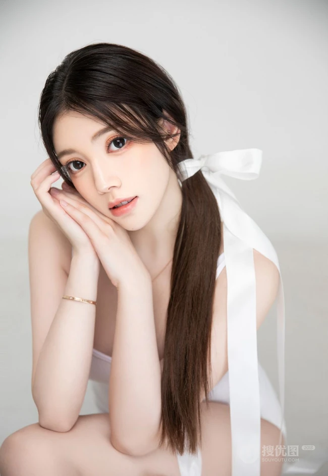 女生兜儿Eva纯白紧身死库水搭飘逸丝带显匀称身形线条感纹身图片