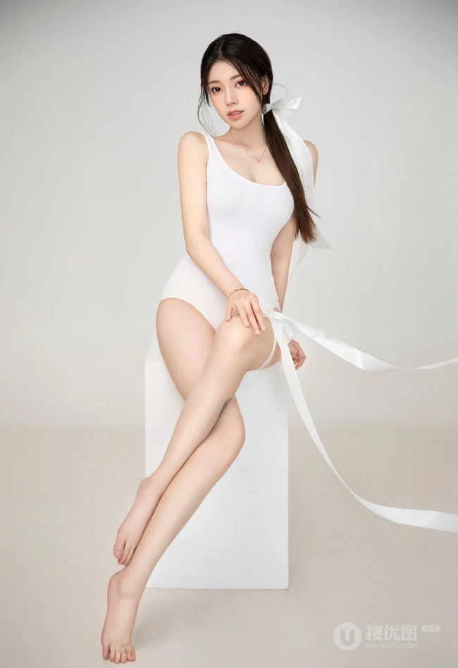 女生兜儿Eva纯白紧身死库水搭飘逸丝带显匀称身形线条感纹身图片