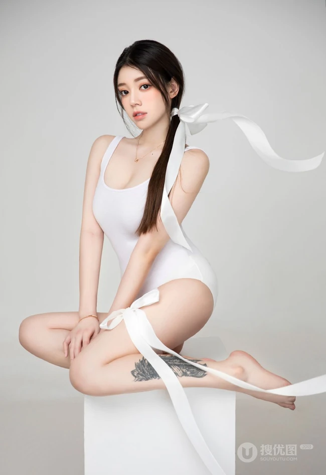 女生兜儿Eva纯白紧身死库水搭飘逸丝带显匀称身形线条感纹身图片
