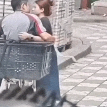 偷拍街头热吻的情侣gif动态图片