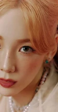 金泰妍粉色背景雀斑妆唯美微距摄影图片壁纸