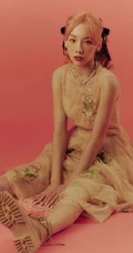 金泰妍粉色背景雀斑妆唯美微距摄影图片壁纸