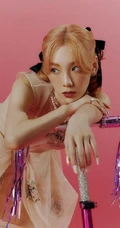 金泰妍粉色背景雀斑妆唯美微距摄影图片壁纸