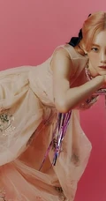 金泰妍粉色背景雀斑妆唯美微距摄影图片壁纸