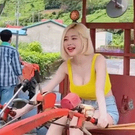 女生玩拖拉机玩的很嗨的GIF动态图片