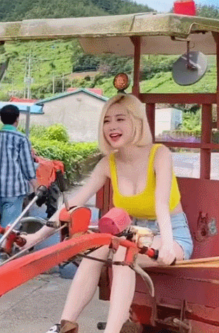 女生玩拖拉机玩的很嗨的GIF动态图片