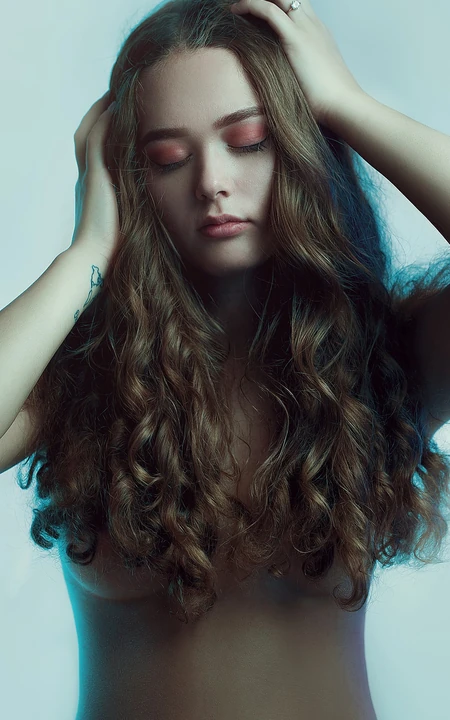 双手抱头，闭着眼睛的妆容精致裸身，长发，漂亮欧美女手机壁纸