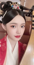 林允古装剧《梦华录》杀青，微博晒红衣琵琶造型唯美图片