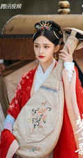 林允古装剧《梦华录》杀青，微博晒红衣琵琶造型唯美图片