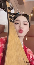 林允古装剧《梦华录》杀青，微博晒红衣琵琶造型唯美图片