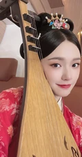 林允古装剧《梦华录》杀青，微博晒红衣琵琶造型唯美图片