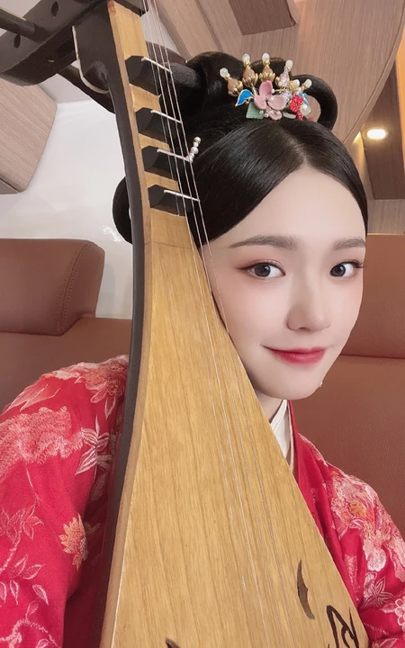 林允古装剧《梦华录》杀青，微博晒红衣琵琶造型唯美图片