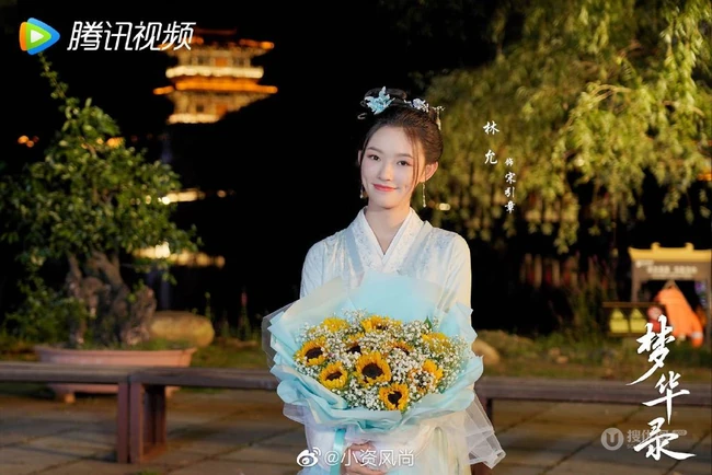 林允古装剧《梦华录》杀青，微博晒红衣琵琶造型唯美图片