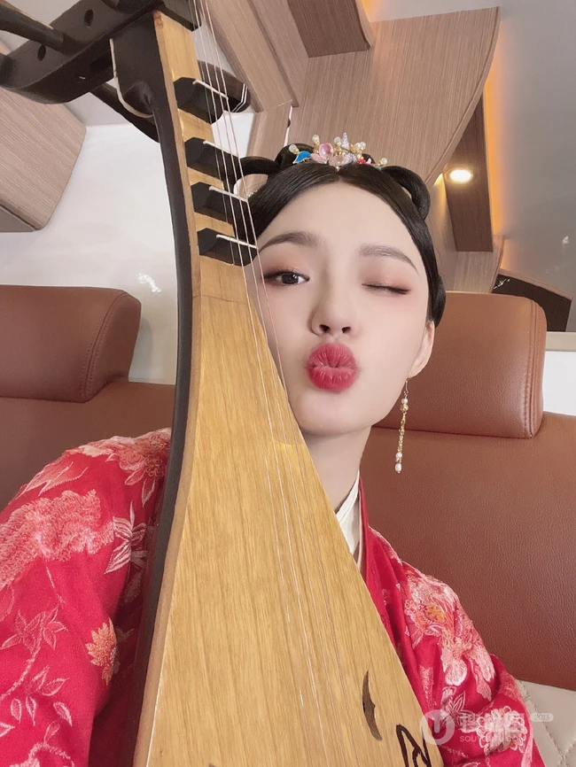 林允古装剧《梦华录》杀青，微博晒红衣琵琶造型唯美图片