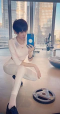 张蓝心着紧身运动衣健身房对镜自拍，显完美身段马甲线大长腿美照