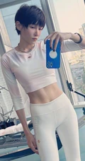 张蓝心着紧身运动衣健身房对镜自拍，显完美身段马甲线大长腿美照