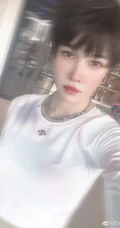 张蓝心着紧身运动衣健身房对镜自拍，显完美身段马甲线大长腿美照