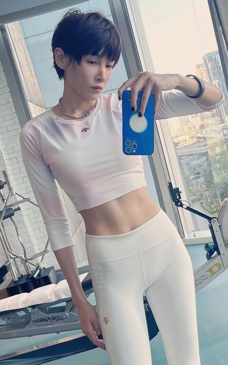 张蓝心着紧身运动衣健身房对镜自拍，显完美身段马甲线大长腿美照