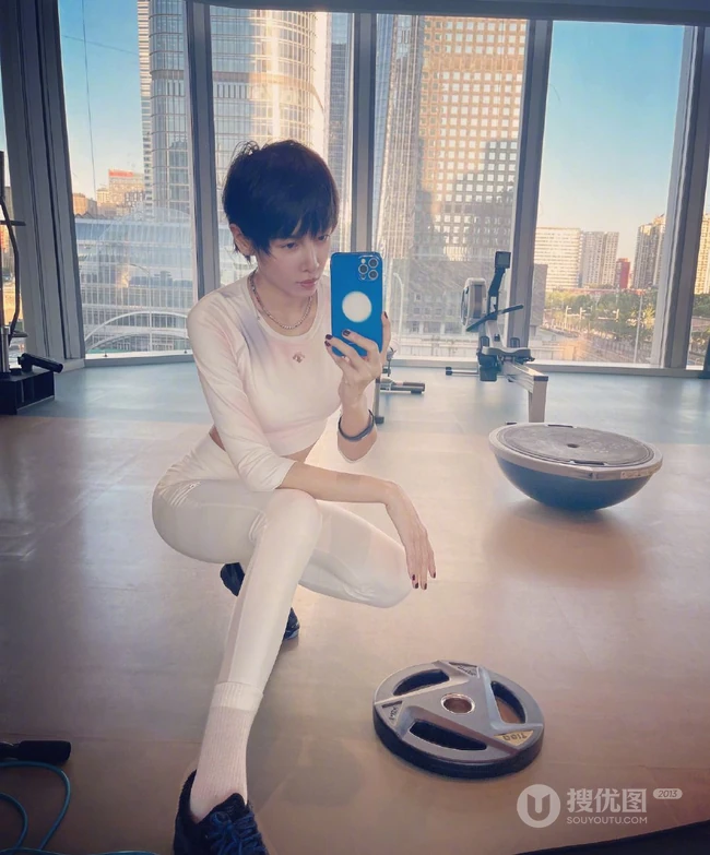 张蓝心着紧身运动衣健身房对镜自拍，显完美身段马甲线大长腿美照