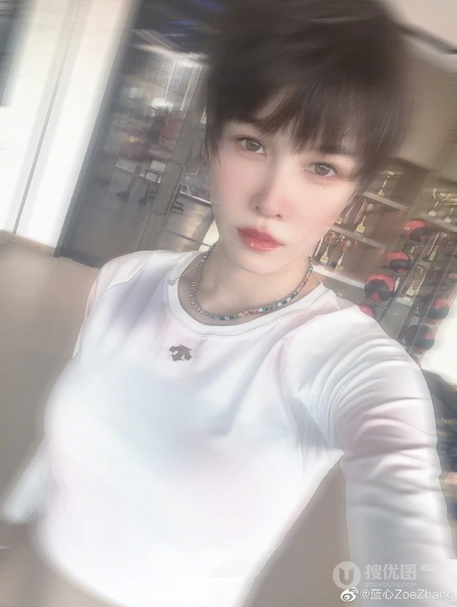 张蓝心着紧身运动衣健身房对镜自拍，显完美身段马甲线大长腿美照